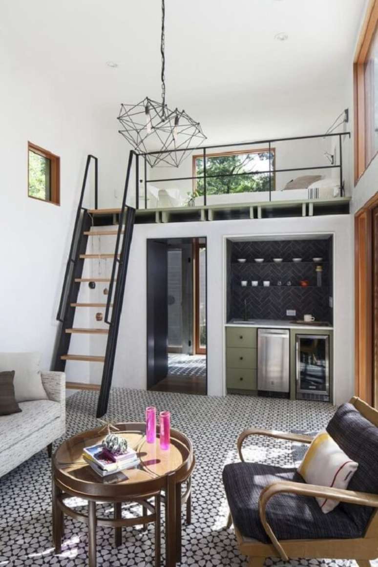 59. A cama no mezanino otimiza o espaço em casas pequenas. Fonte: Pinterest