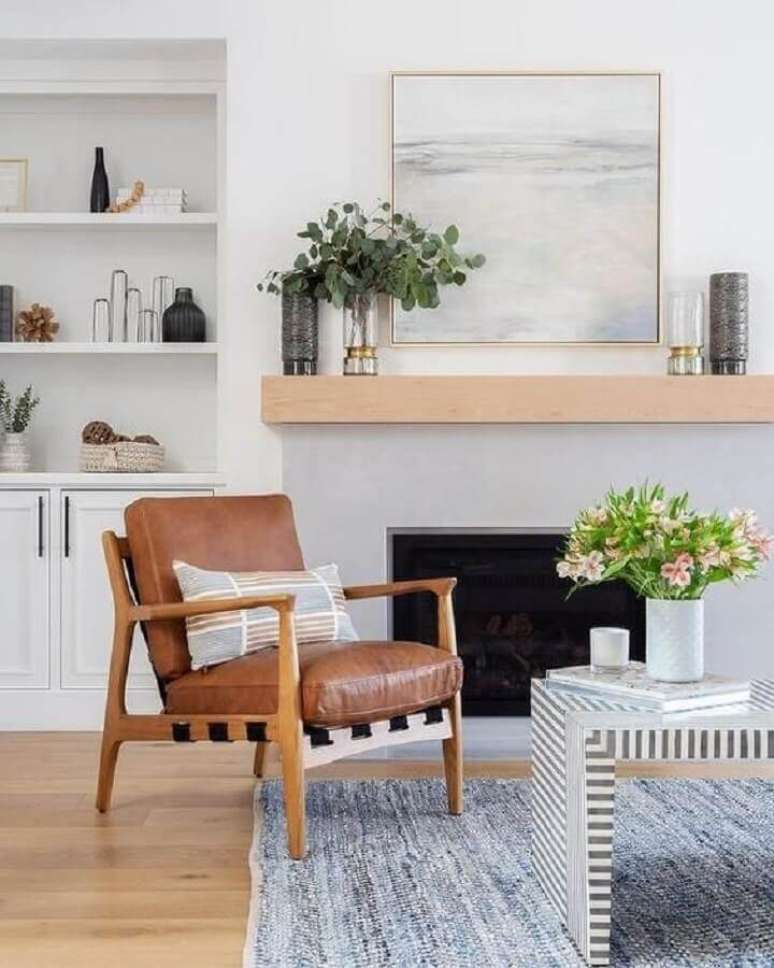 21. Decora&ccedil;&atilde;o de sala branca e poltrona de madeira marrom &ndash; Foto: Hist&oacute;rias de Casa