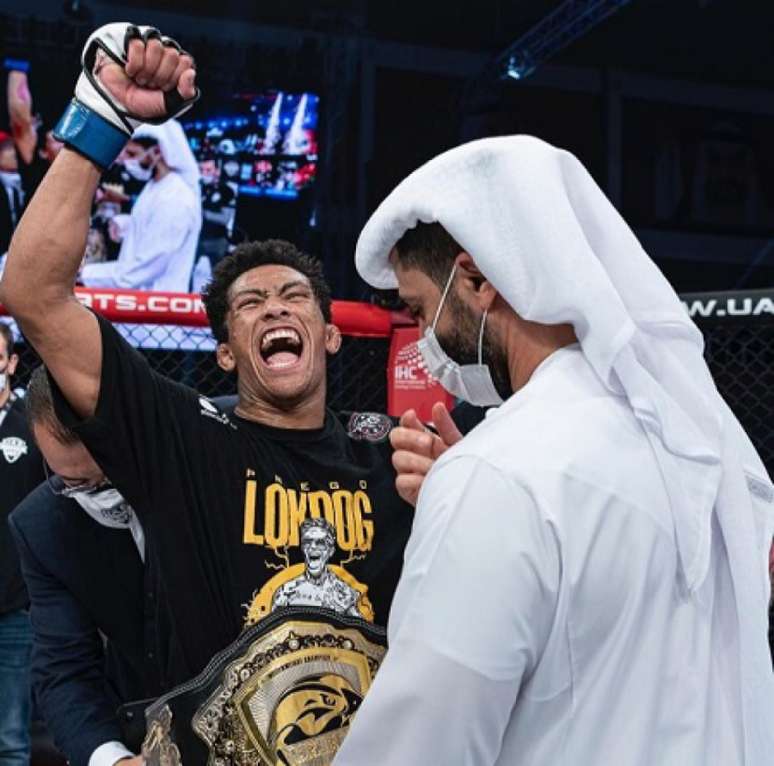 Vinicius LokDog conquistou o cinturão peso-galo do evento UAE Warriors (Foto: Divulgação/UAE Warriors)