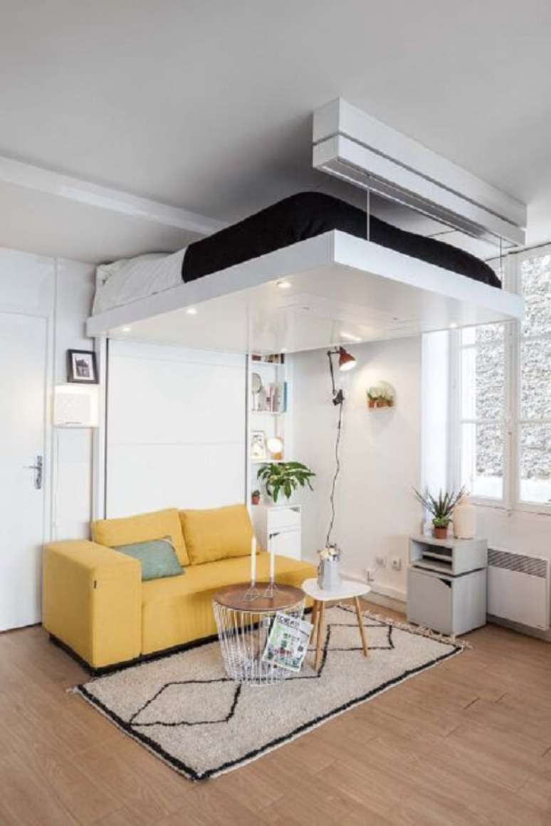 24. Modelo de cama suspensa mezanino que pode ser elevada at&eacute; o teto quando n&atilde;o usada. Fonte: Pinterest