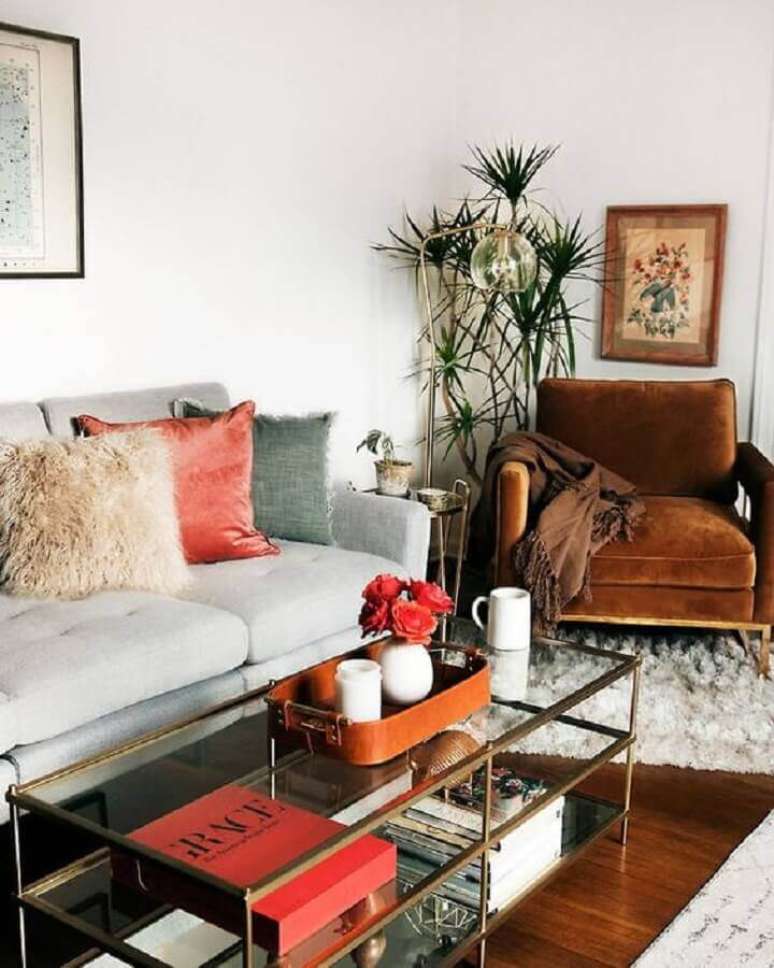 24. Decoração de sala de estar com sofá cinza e poltrona marrom – Foto: Apartment Therapy