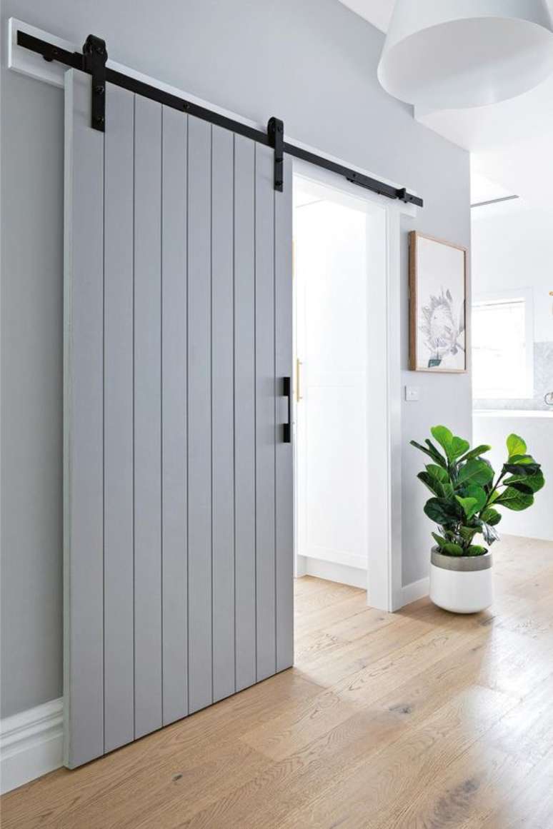 17. Decora&ccedil;&atilde;o moderna com porta de correr para sala &ndash; Foto Bunnigns