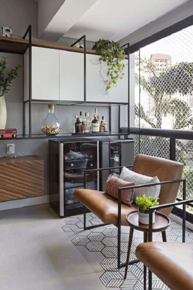 9. Varanda de apartamento com estilo industrial decorada com poltrona marrom moderna – Foto: Moana Arquitetura