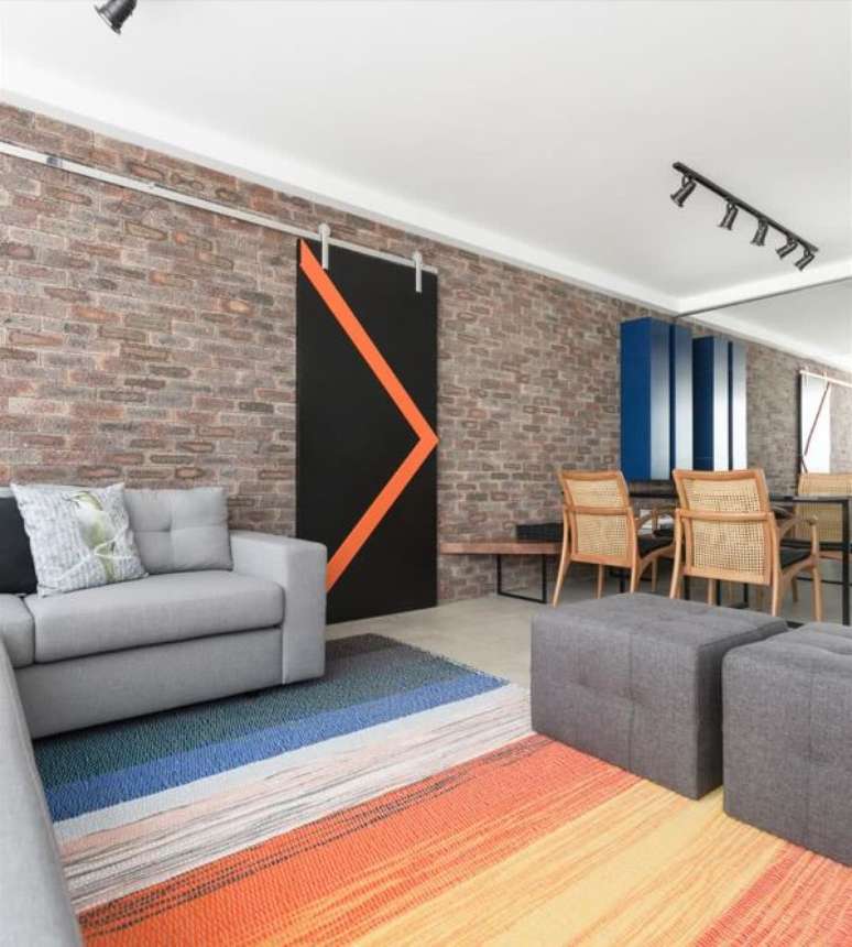 18. Decora&ccedil;&atilde;o moderna e criativa com porta de correr para sala -Foto Pinterest