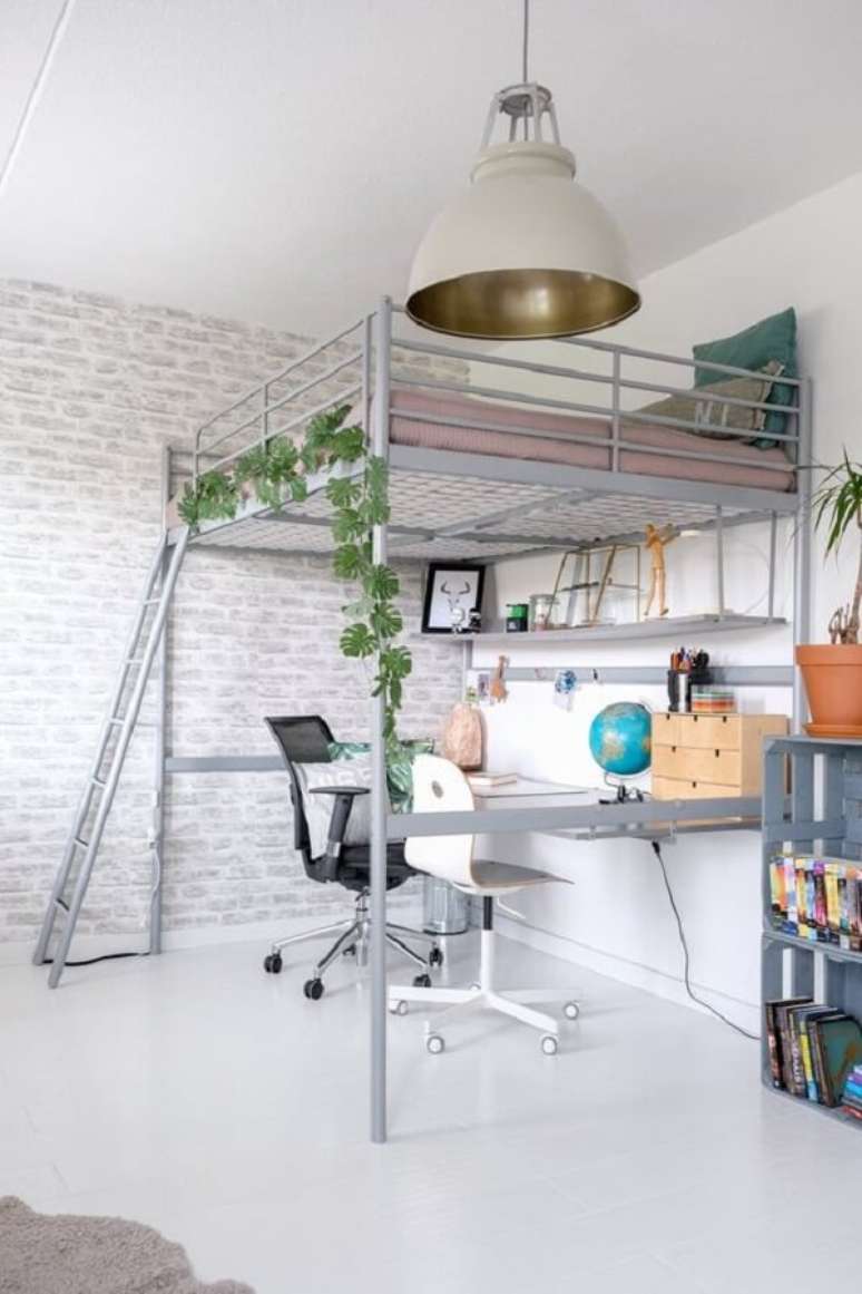 21. O escrit&oacute;rio foi montado embaixo da cama casal mezanino. Fonte: Pinterest