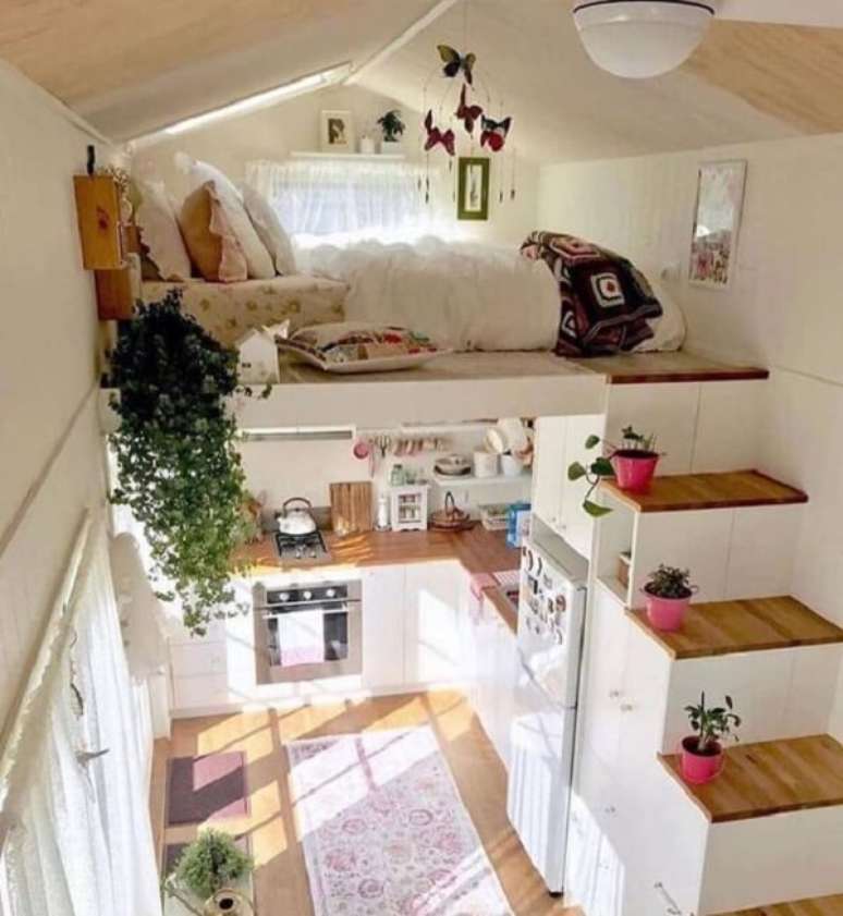 36. Decora&ccedil;&atilde;o clean com m&oacute;veis planejados e cama mezanino casal. Fonte: Pinterest