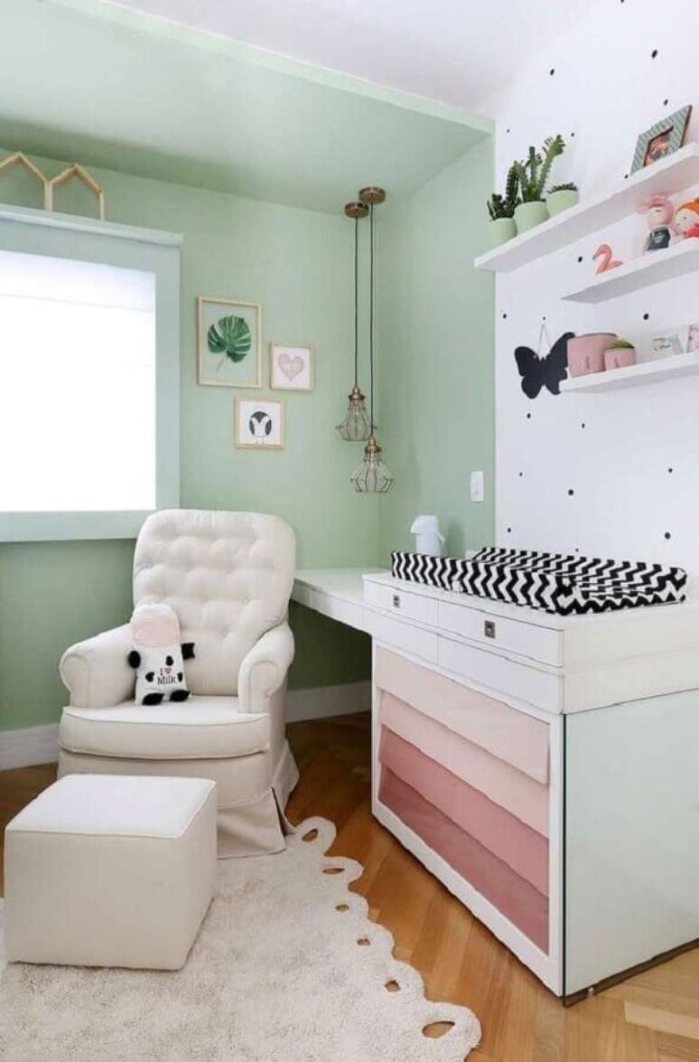 54. Poltrona de amamentação branca para quarto de bebê decorado com parede verde e branca – Foto: Casa de Valentina