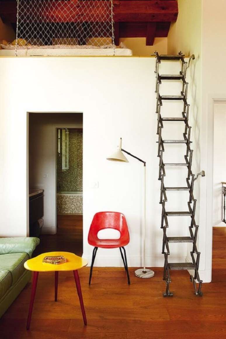 42. Cama mezanino com escada retrátil. Fonte: Revista AD