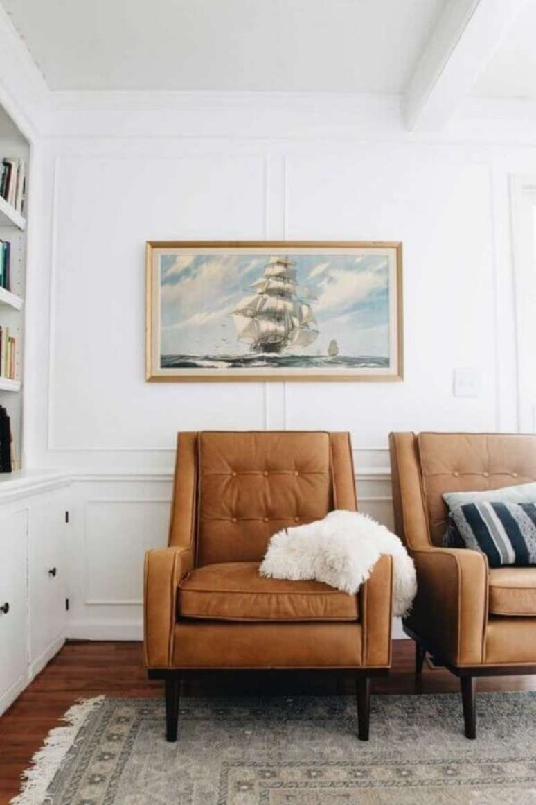 23. A poltrona marrom se destaca na decoração de ambientes neutros – Foto: Clark & Co. Homes