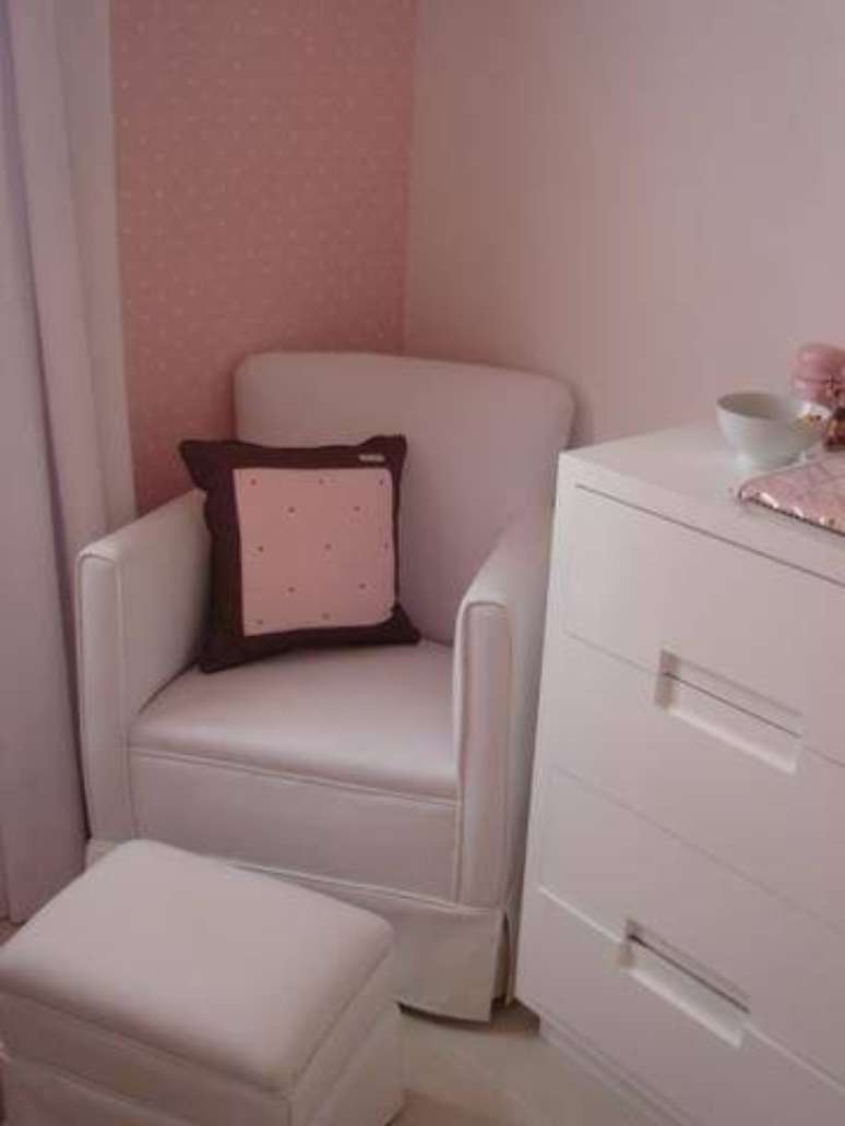 11. A poltrona simples pode ser aproveitada para decorar o ambiente ou para receber visitas. Projeto por Carla Teles Vaz.