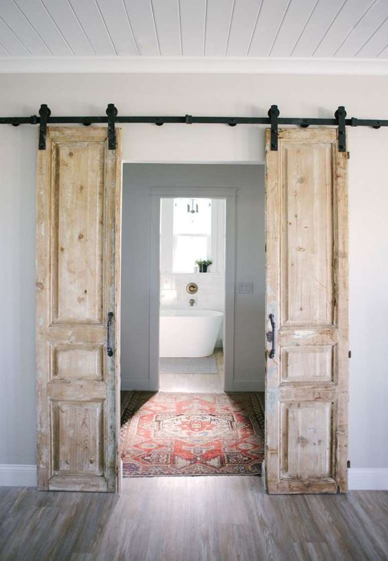 19. Decora&ccedil;&atilde;o r&uacute;stica com porta de correr para sala &ndash; Foto Pinterest