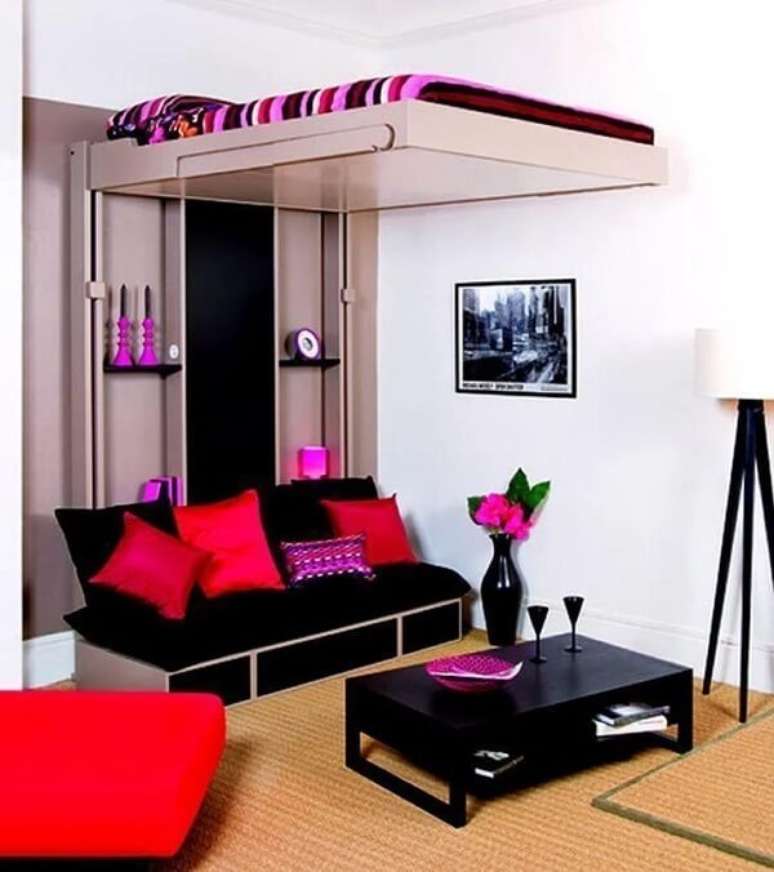 43. Cama mezanino com sistema “sobe e desce” que transforma a sala em um quarto. Fonte: Slingshat Design Home Interior