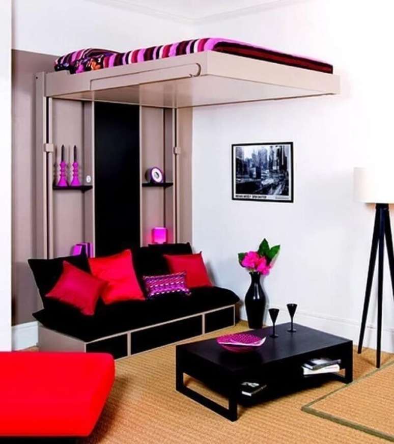 43. Cama mezanino com sistema &ldquo;sobe e desce&rdquo; que transforma a sala em um quarto. Fonte: Slingshat Design Home Interior
