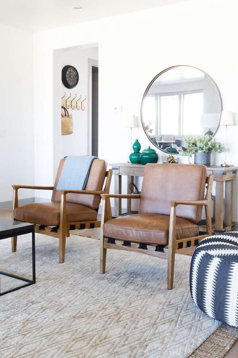 49. Poltrona marrom de madeira para decora&ccedil;&atilde;o de sala clean com espelho redondo &ndash; Foto: Style me Pretty