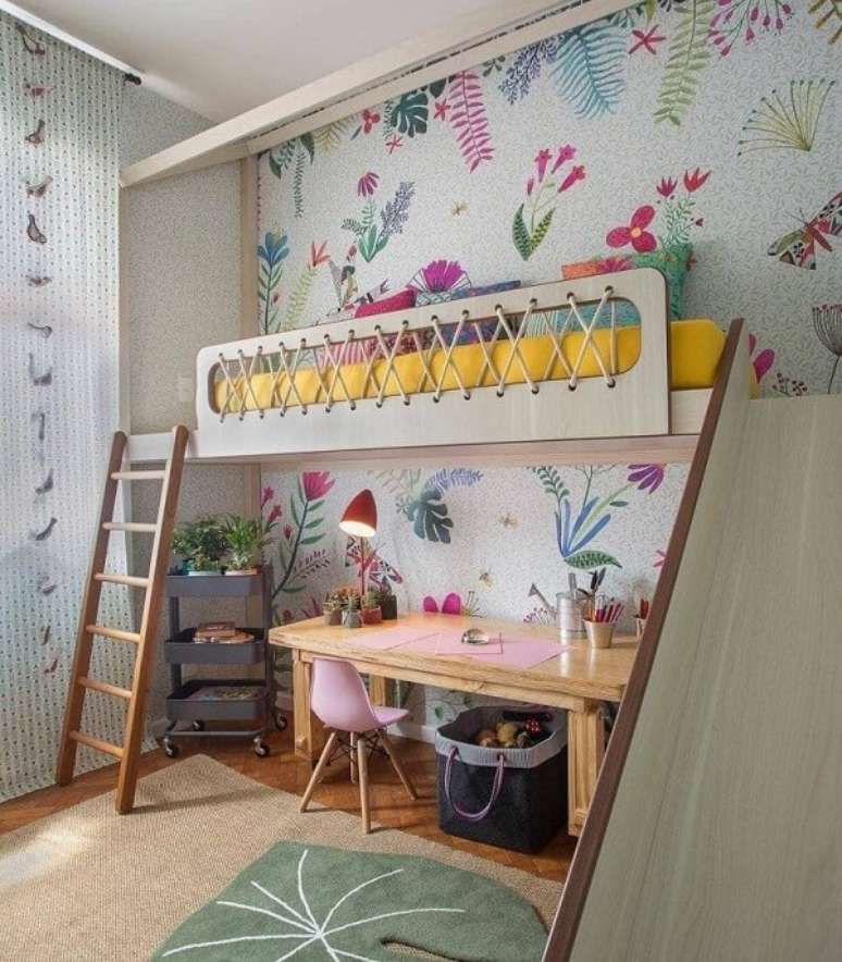 31. Escada de madeira e escorregador dão acesso a cama mezanino no quarto infantil. Fonte: @decorbabyandkids