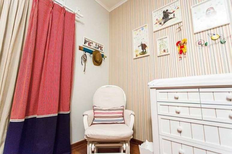 33. A poltrona de amamenta&ccedil;&atilde;o pode ser combinada com uma cadeira de balan&ccedil;o. Projeto por Beatriz Zamperlini.