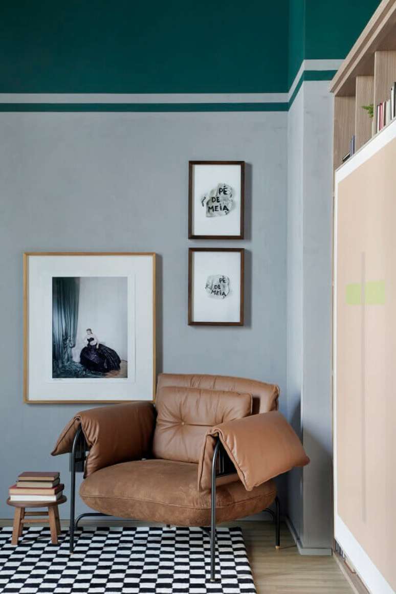 12. Que tal uma poltrona marrom moderna para a decoração do seu quarto? – Foto: Apartamento 203