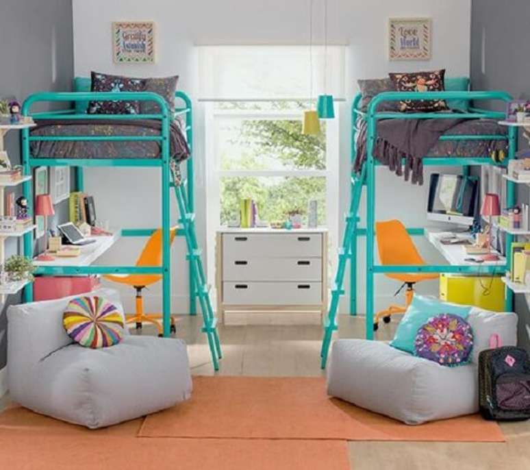 14. Quarto infantil compartilhado com cama mezanino colorida. Fonte: Pinterest
