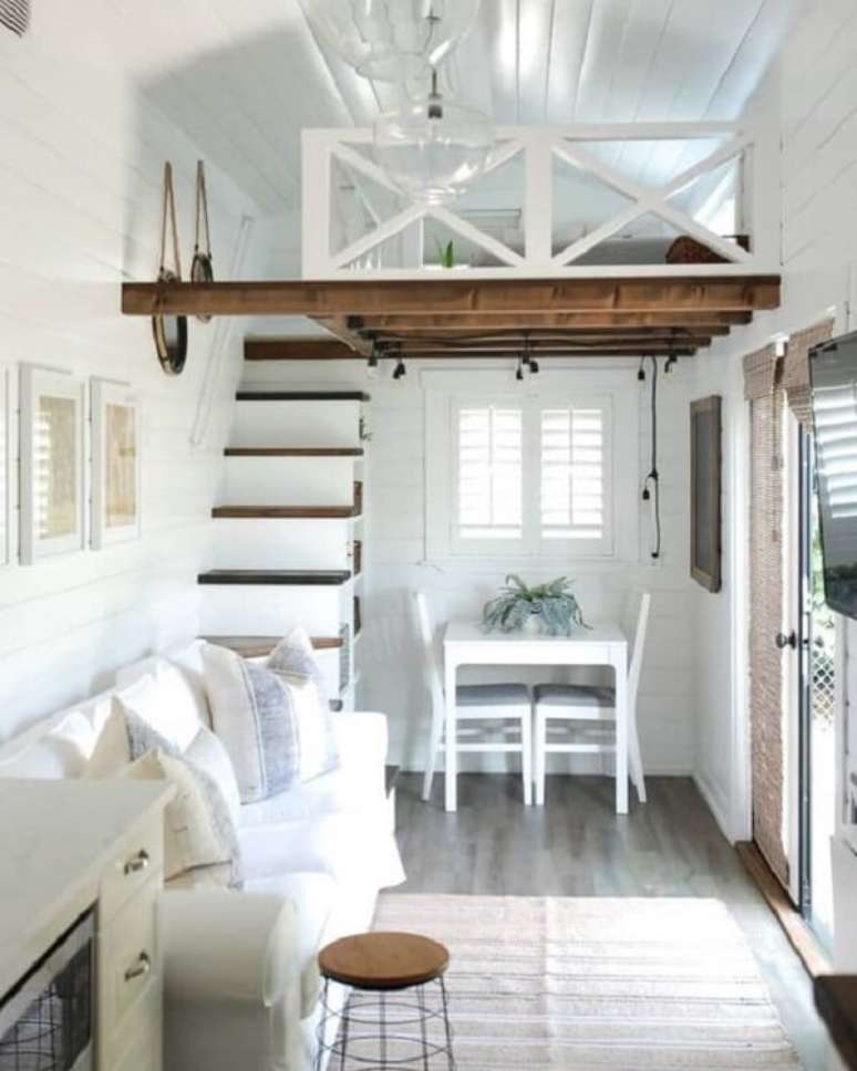 37. Decora&ccedil;&atilde;o clean com cama casal mezanino. Fonte: Smart Money Mom