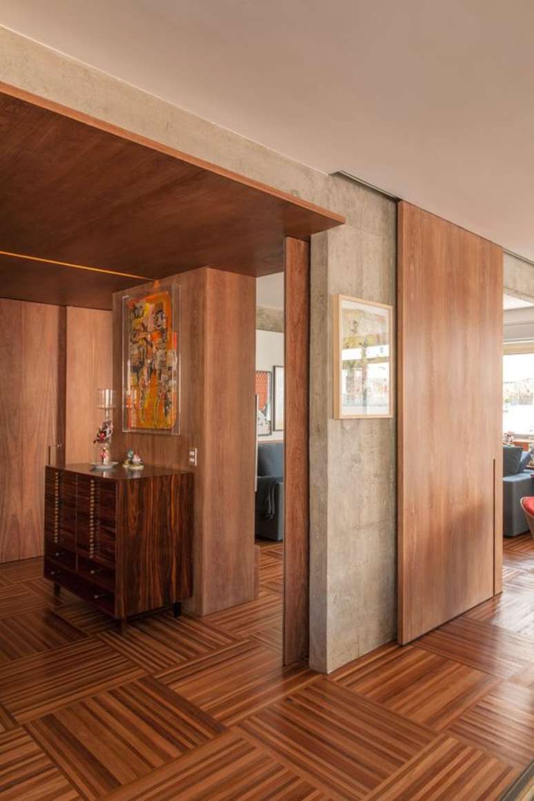 11. Sala moderna com porta de correr de madeira &ndash; Foto Archello