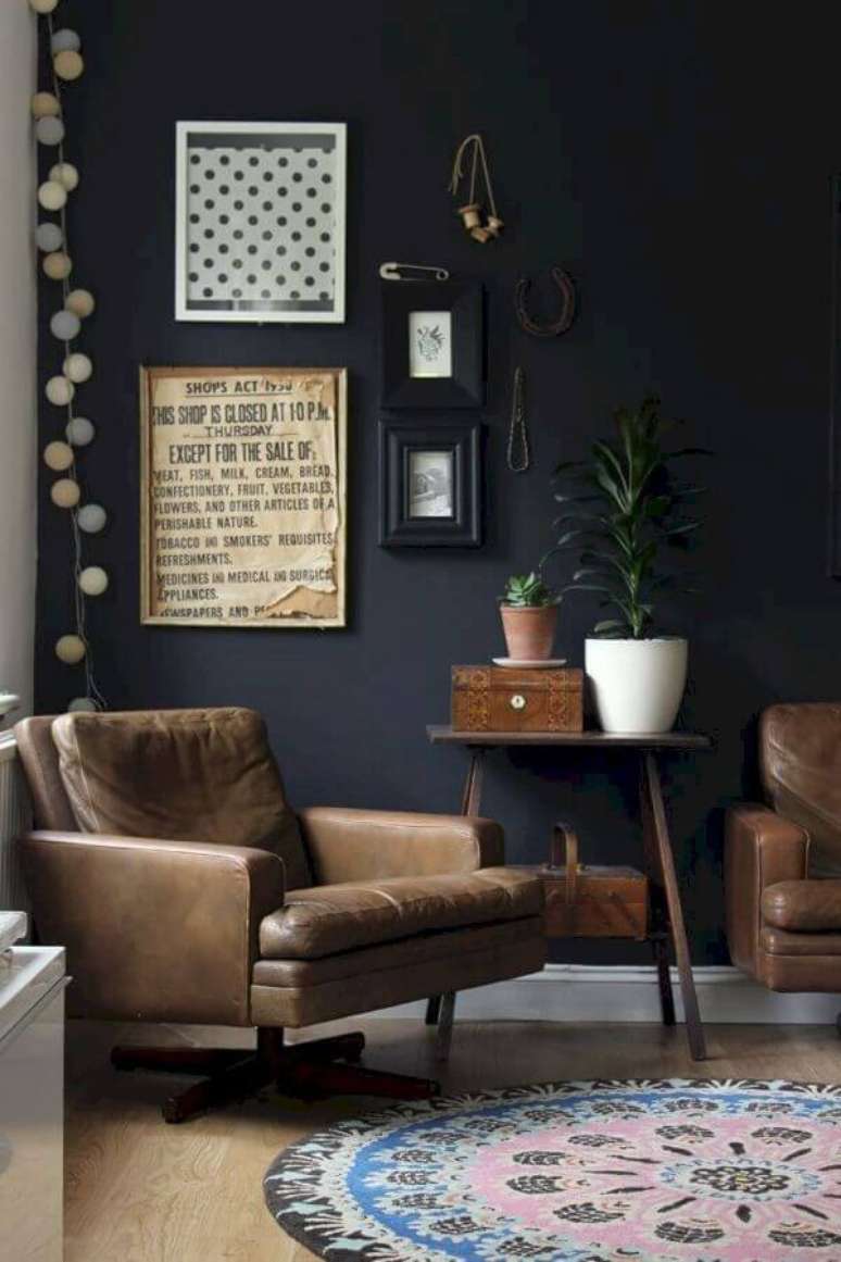 58. Sala decorada com parede preta e poltrona marrom escuro – Foto: Pinterest