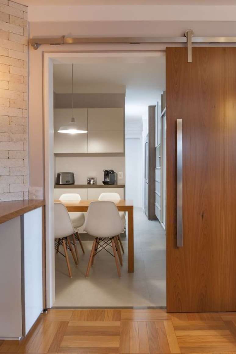 21. Porta de correr de madeira para sala de jantar moderna &ndash; Foto Pinterest