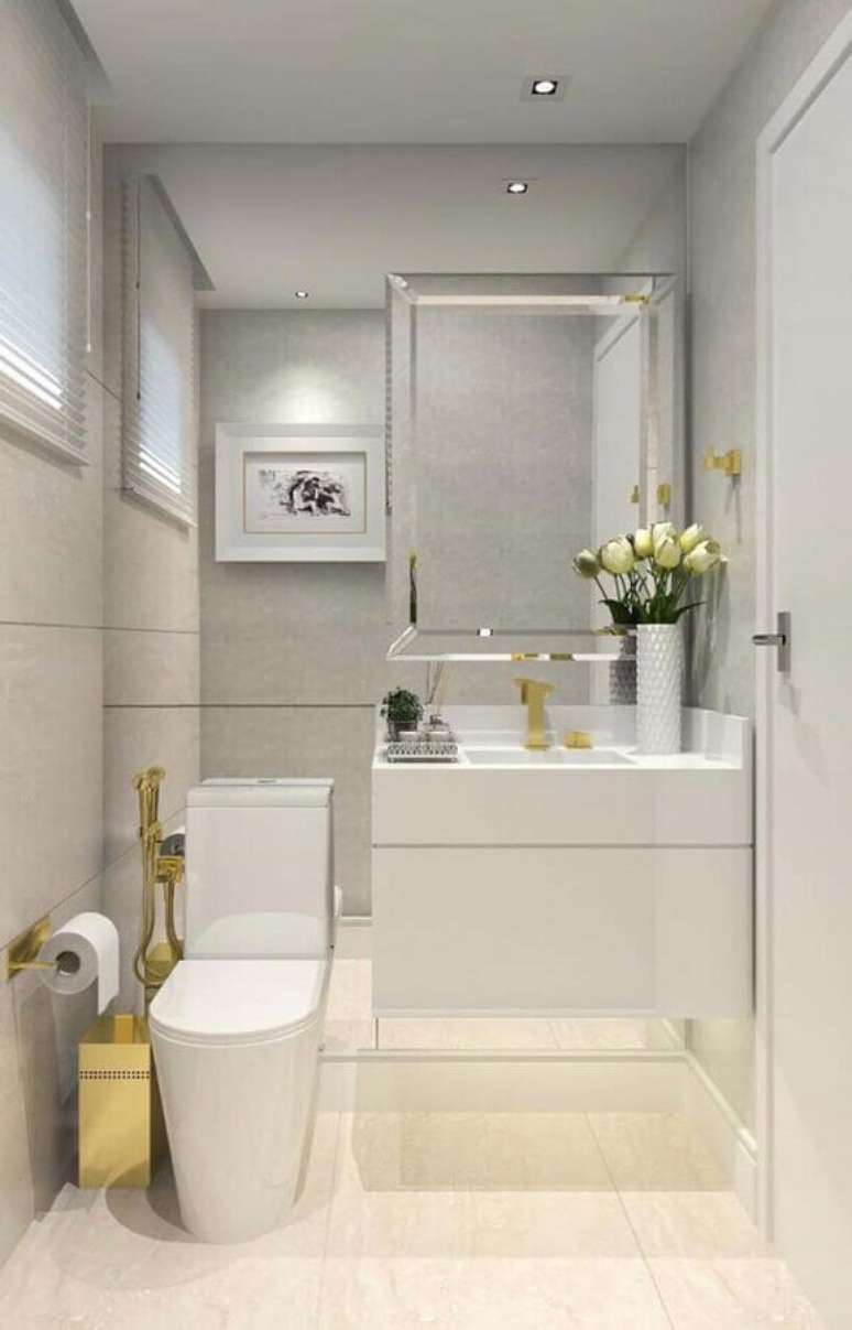 23. Cinza claro para decoração de banheiro social com detalhes dourados – Foto: Pinterest