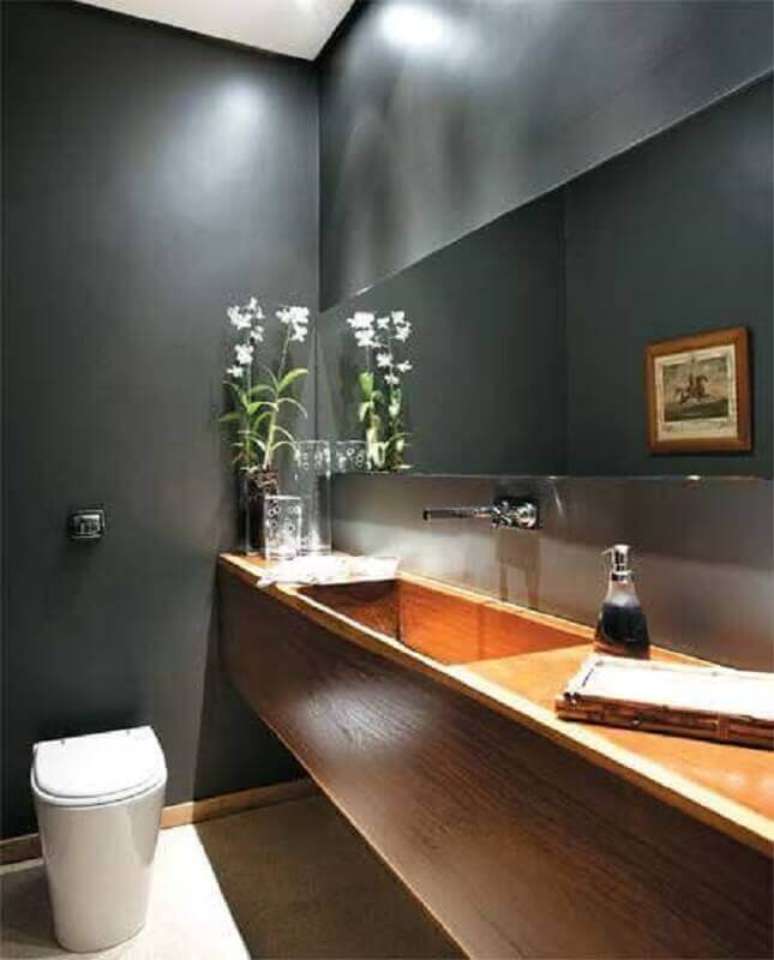 13. Cinza escuro para banheiro social moderno decorado com bancada de madeira – Foto: Home Fashion Trend