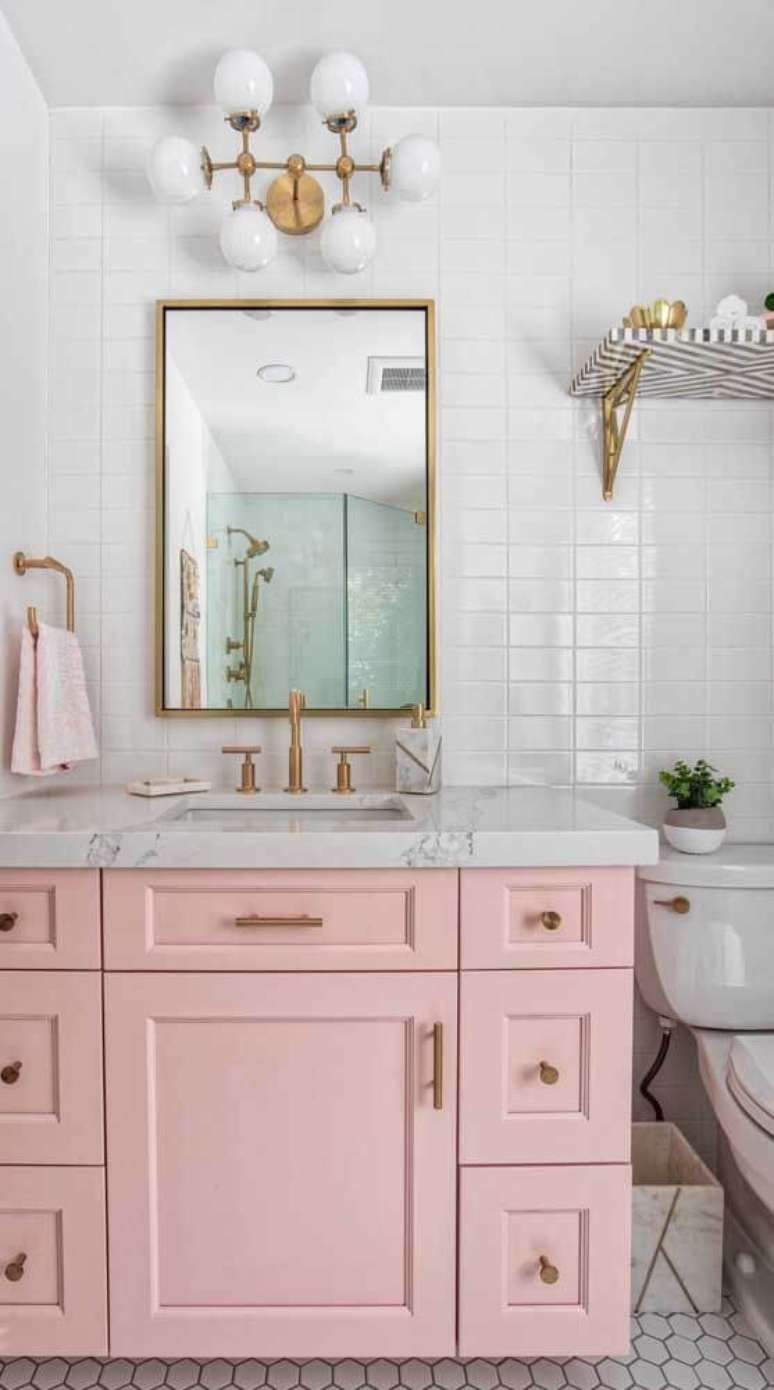 52. Banheiro com mão francesa dourada – Foto Pinterest