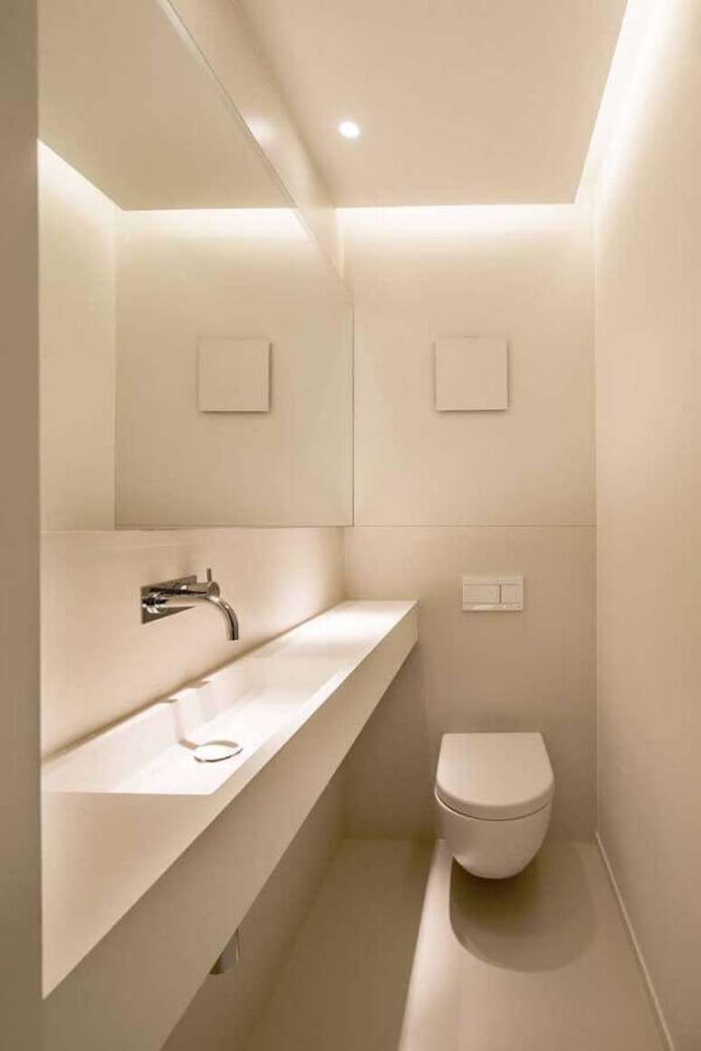 34. Decoração minimalista para banheiro social todo branco – Foto: Pinterest