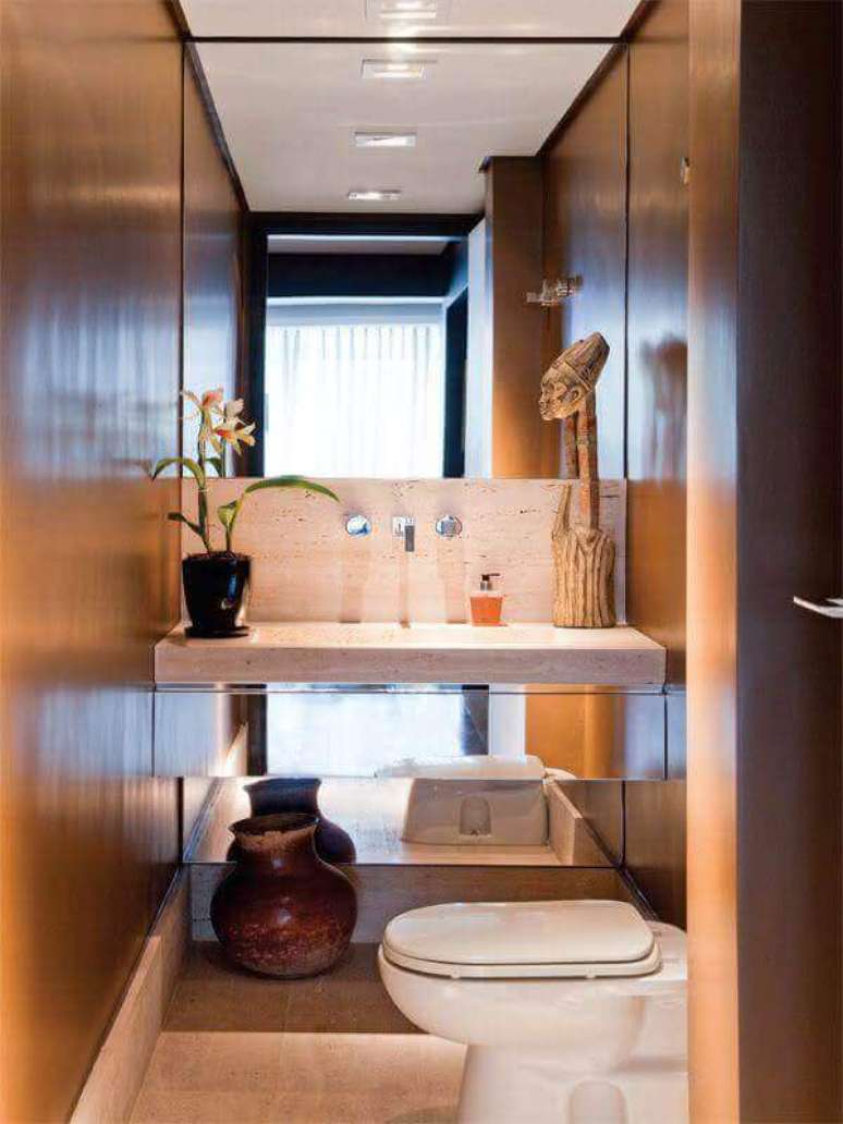 29. Banheiro social decorado com bancada suspensa espelhada &ndash; Foto: Pinterest