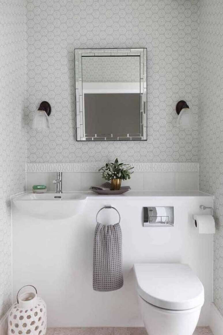 46. Papel de parede delicado para decoração de banheiro social todo branco – Foto: Pinterest