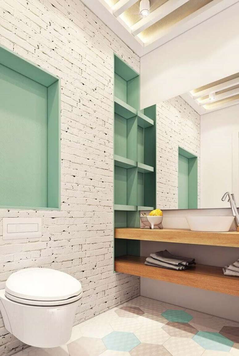 2. Decora&ccedil;&atilde;o de banheiro social com parede de tijolinho branco e bancada de madeira &ndash; Foto: Behance