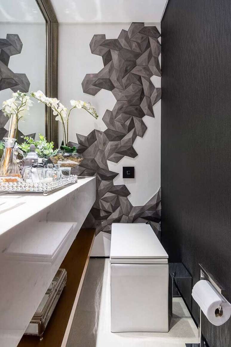 50. Banheiro social moderno decorado com parede preta – Foto: Futurist Architecture