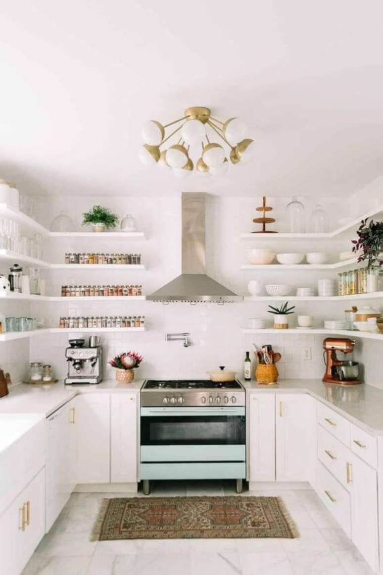 45. Cozinha branca com mão francesa – Foto A Beautiful Mess