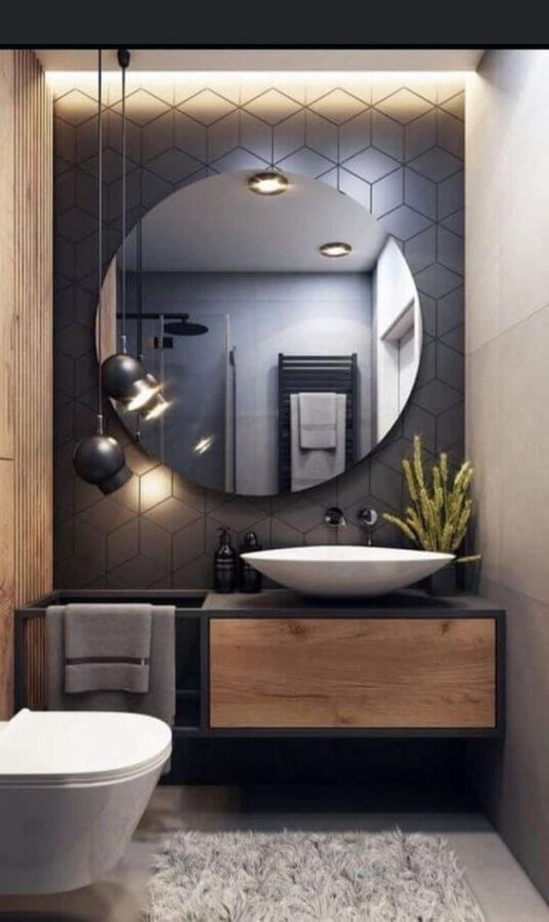 36. Banheiro social moderno decorado com luminária pendente e revestimento geométrico cinza chumbo – Foto: Pinterest