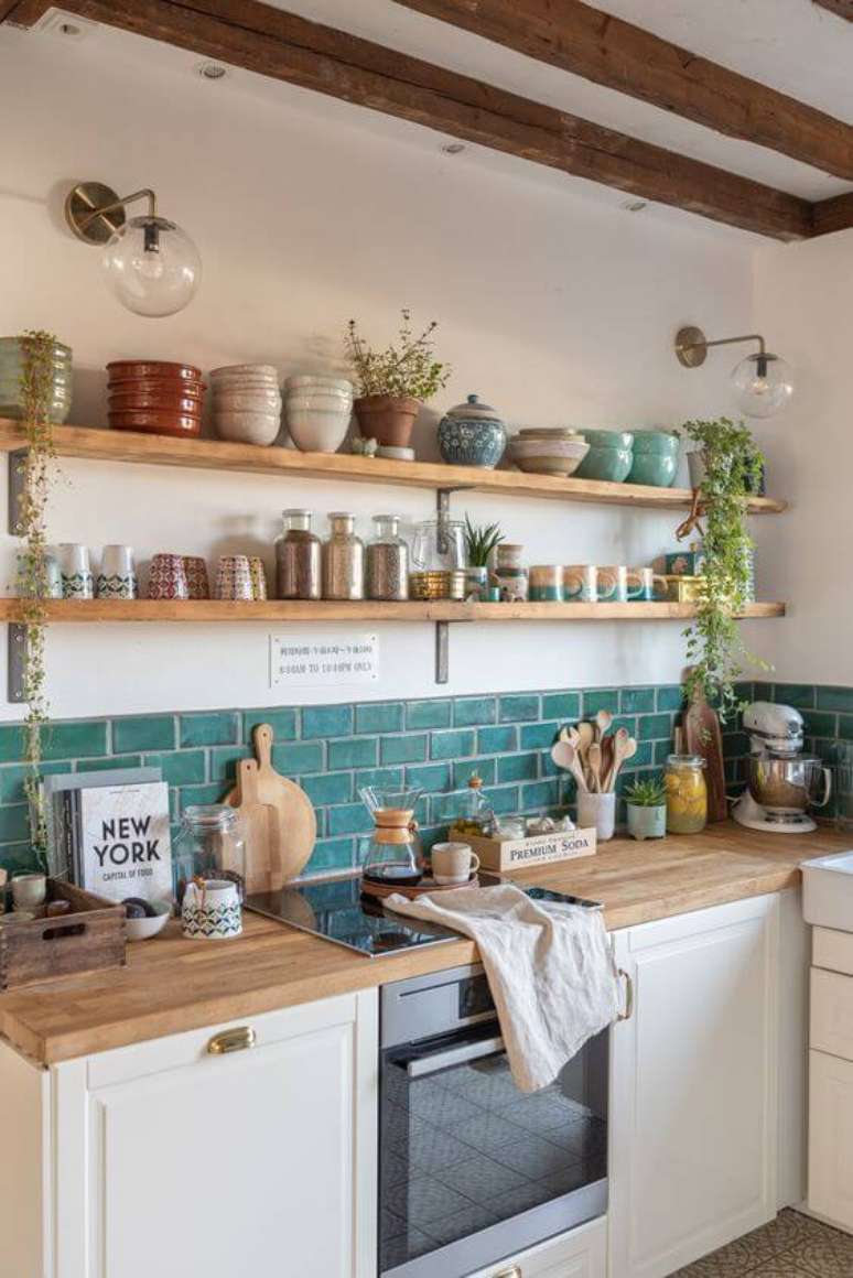 12. Cozinha moderna com prateleira de madeira e mão francesa -Foto Leelah Loves