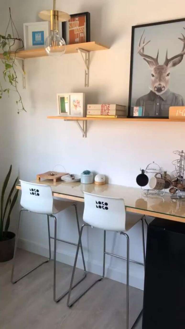 17. Home Office com prateleira e mão francesa – Foto Shopify