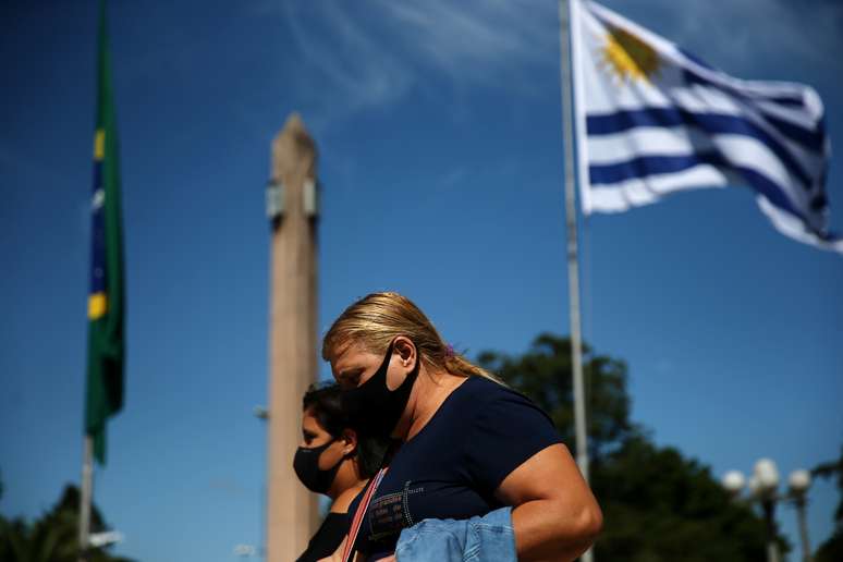 Mulher caminha na fronteira entre Brasil e Uruguai, em Santana do Livramento, no lado brasileiro, e em Rivera, no lado uruguaio, em meio a temores com a pandemia de Covid-19 no Brasil
19/03/2021 REUTERS/Diego Vara