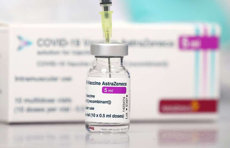 Frasco com vacina da AstraZeneca contra Covid-19 em Maintal, na Alemanha
24/03/2021 REUTERS/Kai Pfaffenbach