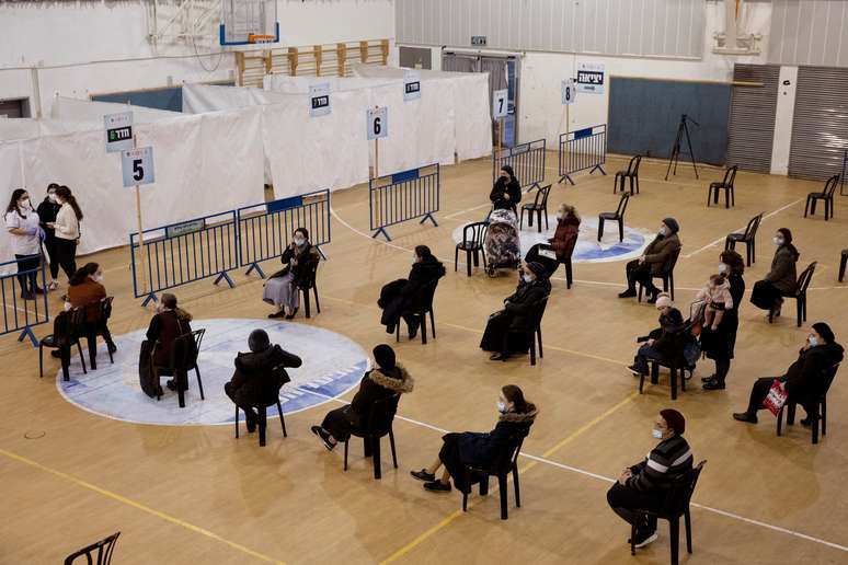 Mulheres judias ultra-ortodoxas mantêm distanciamento social enquanto esperam para serem vacinadas contra Covid-19 no assentamento judaico de Beitar Ilit, na Cisjordânia ocupada por Israel
16/02/2021 REUTERS/Ronen Zvulun