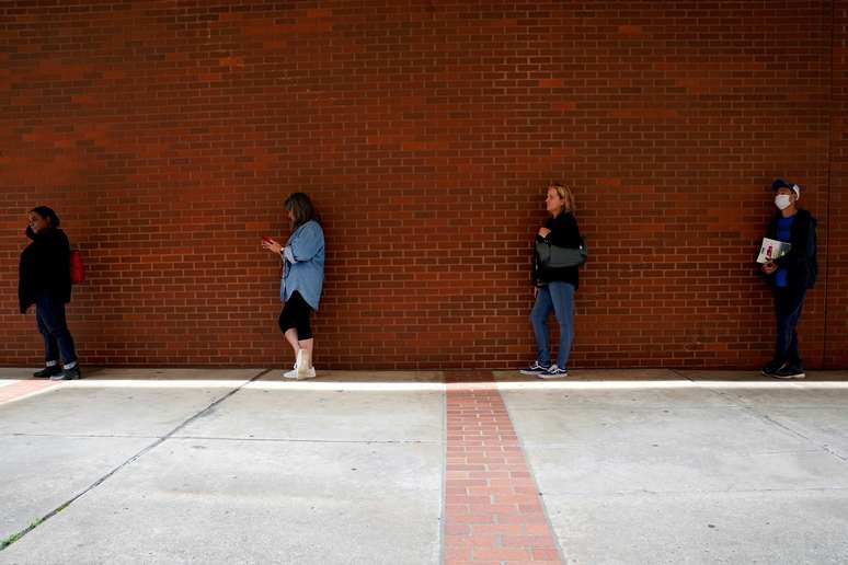 Pessoas fazem fila para pedir aux&iacute;lio-desemprego em Arkansas, EUA. REUTERS/Nick Oxford