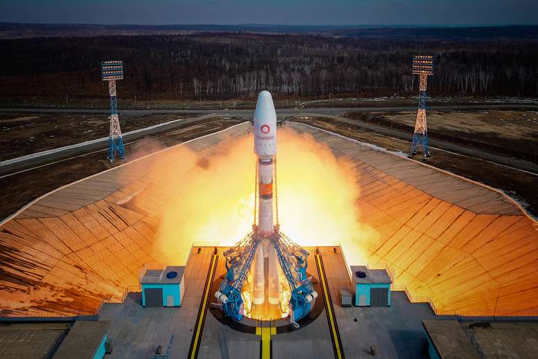 Um foguete impulsionador Soyuz-2.1b com um est&aacute;gio superior Fregat e sat&eacute;lites da empresa brit&acirc;nica OneWeb decola de uma plataforma de lan&ccedil;amento no cosm&oacute;dromo Vostochny na regi&atilde;o de Amur, R&uacute;ssia, 25/03/2021. Ag&ecirc;ncia espacial russa Roscosmos /Handout via REUTERS 