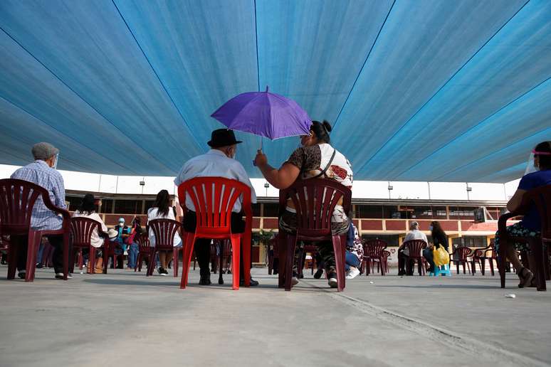 Idosos aguardam vacinação em Lima
 23/3/2021  REUTERS/Sebastian Castaneda