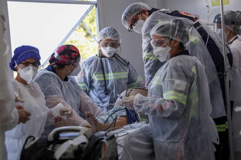 Médico e equipe de saúde em atendimento a paciente com Covid-19 em hospital de São Bernardo do Campo
24/03/2021
REUTERS/Amanda Perobelli