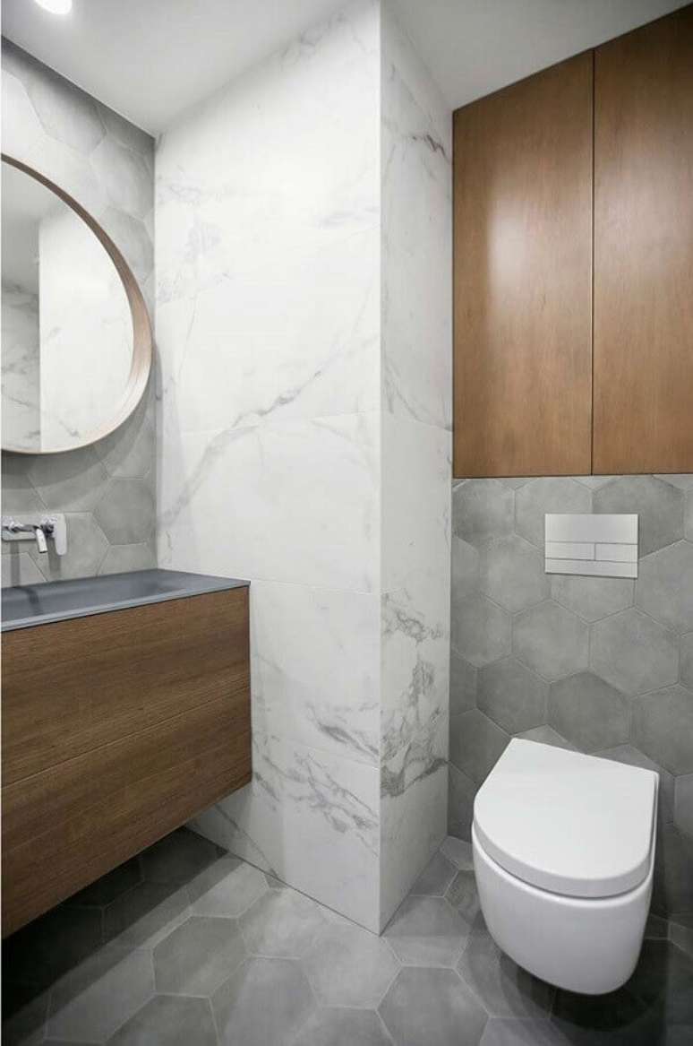 18. Banheiro social decorado com revestimento hexagonal cinza e mármore – Foto: Home Fashion Trend