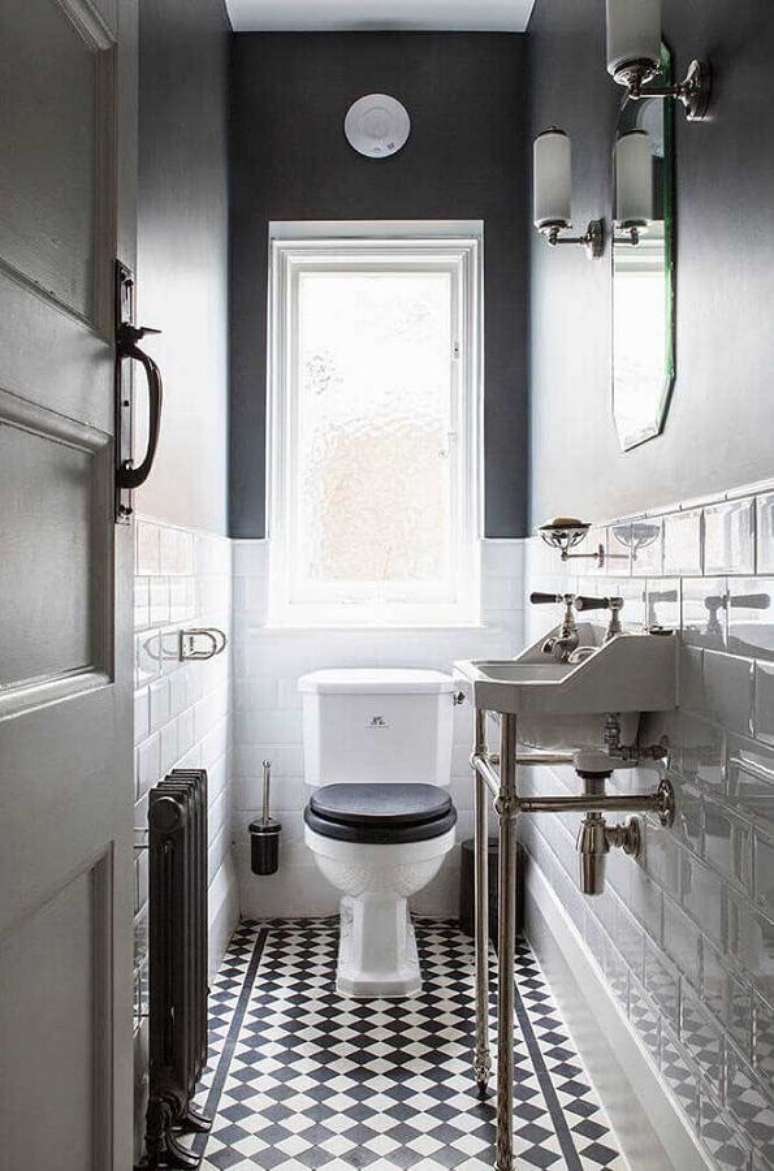 30. Decoração de banheiro social pequeno com piso preto e branco – Foto: Andreas Móveis