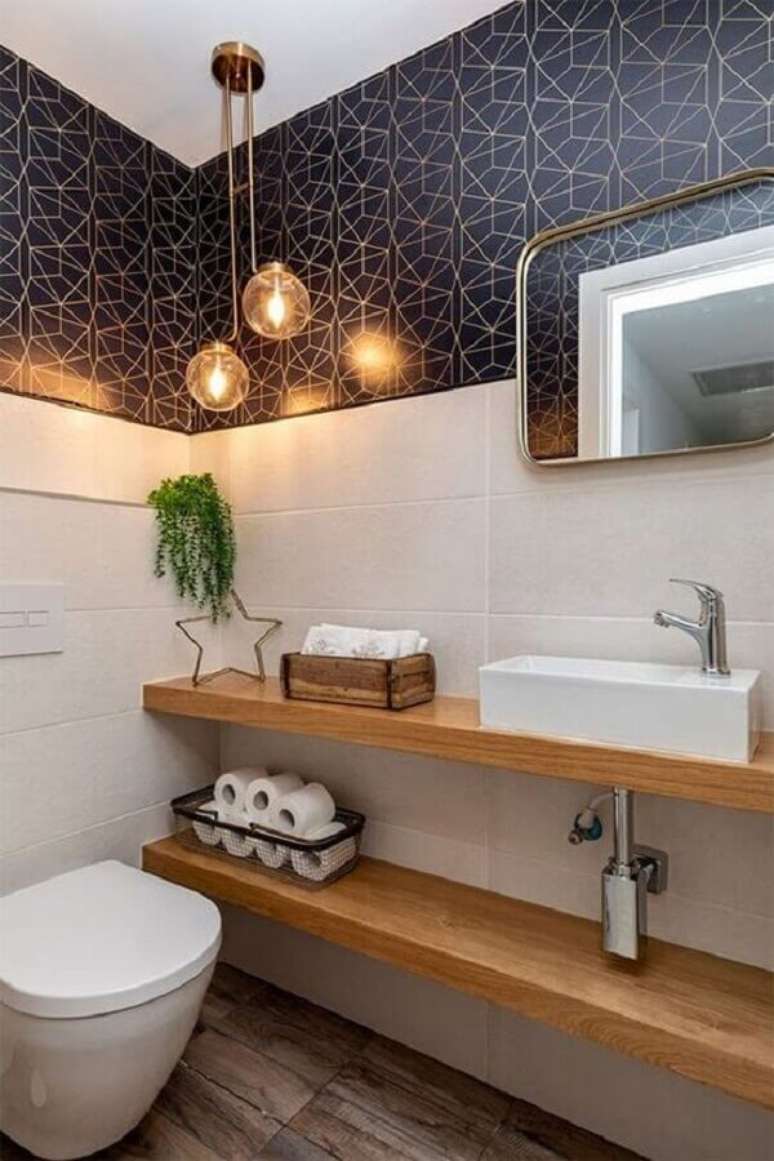 48. Papel de parede azul marinho para decoração de banheiro social simples com bancada de madeira – Foto: Histórias de Casa