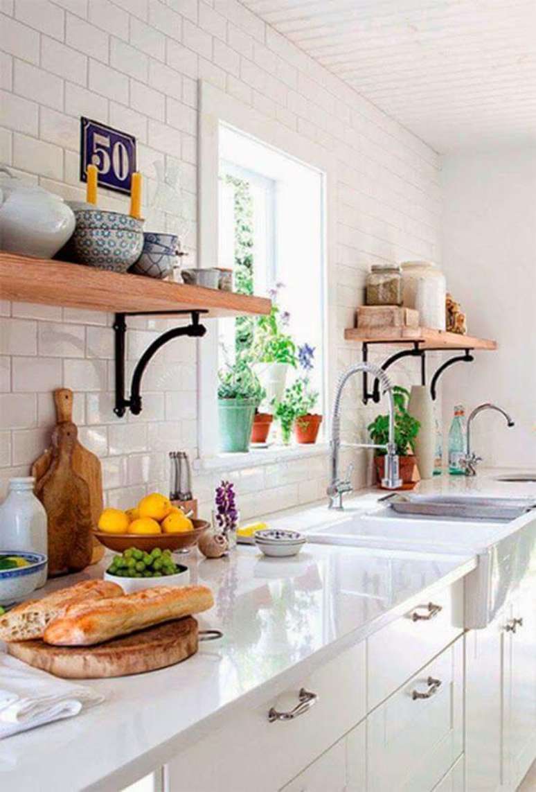 53. Cozinha com prateleira e mão francesa de ferro – Foto A Casa eh Sua