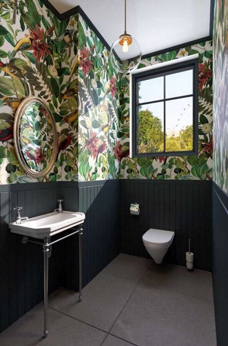 27. Papel de parede para banheiro social decorado com espelho redondo – Foto: Architecture Art Designs